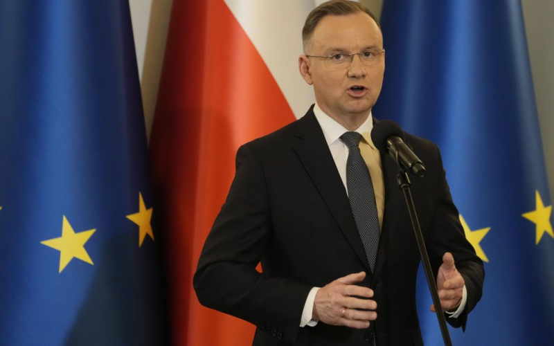 Duda nannte Argumente für den Beitritt der Ukraine zur NATO“ /></p>
<p><strong>Laut dem polnischen Präsidenten verfügt die Ukraine heute „über eine der besten Armeen der Welt.“</strong></p>
<p>Der polnische Präsident Andrzej Duda hält die Mitgliedschaft der Ukraine in der NATO aus der Sicht der nationalen Interessen seines Landes für „unschätzbar wertvoll“.</p>
<p>Er sprach darüber am Mittwoch, dem 20. Dezember, während eines Treffens der Polnischer Sicherheitsrat unter Beteiligung der neuen Regierung des Landes.< /p> </p>
<p>Laut Andrzej Duda muss er als Präsident und neue Regierung Polens gemeinsam handeln, um die Absichten der europäischen Integration der Ukraine zu verwirklichen. </p>
<p>„Aus sicherheitstechnischer Sicht ist die Frage der künftigen Mitgliedschaft der Ukraine in der NATO äußerst wichtig. Die Entscheidung, die das Nordatlantische Bündnis in diesem Bereich treffen würde, wäre von unschätzbarem Wert. Erstens drängen wir die Ostflanke der NATO in diesem Teil unserer Grenze östlich von Polen zurück, was aus Sicht der Sicherheit unseres Landes von offensichtlicher Bedeutung ist“, betonte der polnische Staatschef.</p>
<p>In Darüber hinaus ist er überzeugt, dass die Ukraine heute „über eine der besten Armeen der Welt“ verfügt, sodass Polen in der NATO „einen starken militärischen Partner erhalten wird, der derzeit bereits über umfangreiche militärische Erfahrung verfügt, wenn man zwei Jahre Verteidigung berücksichtigt.“ Russland.“</p>
<p>„Im Kampf verfügt die Ukraine über erfahrenes Militärpersonal, das die modernsten Technologien einsetzt, denn dies ist ein Krieg des 21. Jahrhunderts, wenn man zumindest den Einsatz von Drohnen betrachtet. Das.“ „Das ist alles von großer Bedeutung für unsere Sicherheit“, schloss Andrzej Duda.</p>
<p> Wir möchten Sie daran erinnern, dass der ukrainische Präsident Wladimir Selenskyj alle Signale von Partnern über einen wahrscheinlichen „teilweisen“ Beitritt der Ukraine zur NATO für „Unsinn“ hält. </p>
<h4>Verwandte Themen:</h4>
<p>Weitere Neuigkeiten</p>
<!-- relpost-thumb-wrapper --><div class=