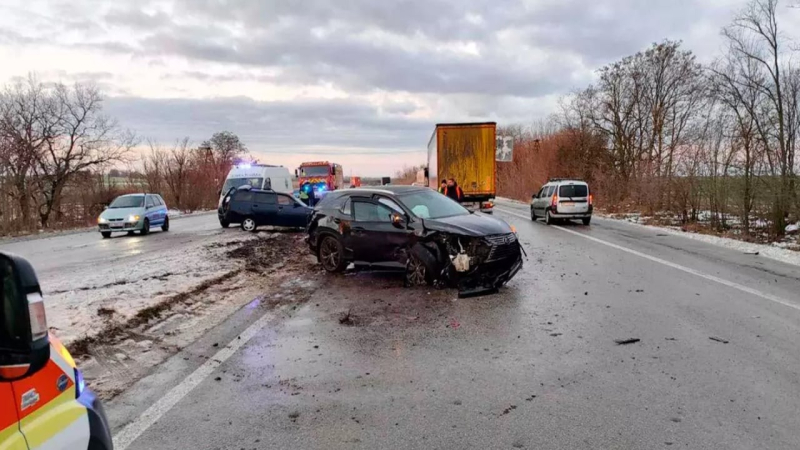 Großer Unfall in der Nähe des Dnjepr: Sechs Autos kollidierten, es gab Verletzte