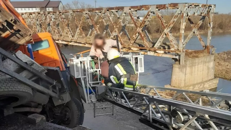 In der Karpatenregion wurde infolge eines Unfalls eine Frau aus einem an einer Brücke hängenden Lastwagen gerettet