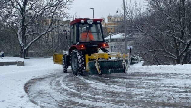 Die Hauptstadt ist mit nassem Schnee bedeckt: Rund 400 Spezialgeräte sind bereits im Einsatz Straßen