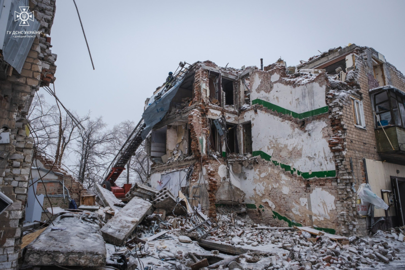 Streik auf Selidov: Retter legen ein von einer Rakete getroffenes Haus still