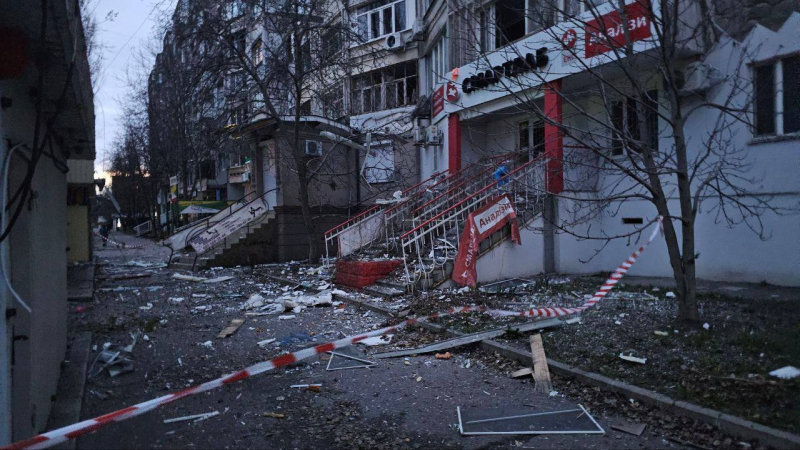 Die Russische Föderation hat ein Hochhaus in Cherson getroffen: es gibt Tote und Verwundete“ /></p>
<p><img decoding=