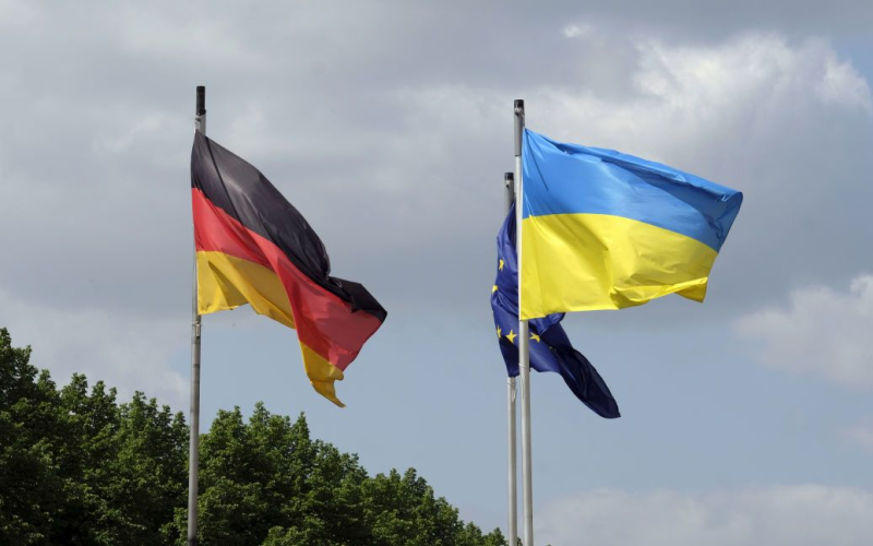 Deutschland übergeben ein neues Hilfspaket für die Ukraine: Waffenliste“ /></p>
<p><strong>Insbesondere wurden erstmals 70 MGW-Granatwerfer an die ukrainischen Streitkräfte übergeben.</strong></p >
<p>Deutschland hat der Ukraine ein neues Paket militärischer Hilfe überwiesen, das insbesondere Munition, Drohnen, Granatwerfer und Lastwagen umfasste.</p>
<p>Dies teilte die Bundesregierung am 8. Dezember mit.< /p> </p>
<h2>Militärhilfe aus Deutschland – Liste</h2>
<p> < p>Deutschland für die ukrainische Armee transferiert:</p>
<p>Wir erinnern uns, dass der frühere deutsche Verteidigungsminister Boris Pistorius versprochen hat, die Waffenproduktion für zu erhöhen Die Ukraine sprach aber über die damit verbundenen Schwierigkeiten.</p>
<p>Übrigens berichtete die Präsidialverwaltung der Vereinigten Staaten, dass sie der Ukraine nur noch in den nächsten Wochen Hilfe garantieren können.</p>
<p> < p><u><strong>Lesen Sie die wichtigsten Nachrichten des Tages:</strong></u></p>
<h4> Verwandte Themen:</h4>
<p>Weitere Nachrichten</p>
<!-- relpost-thumb-wrapper --><div class=