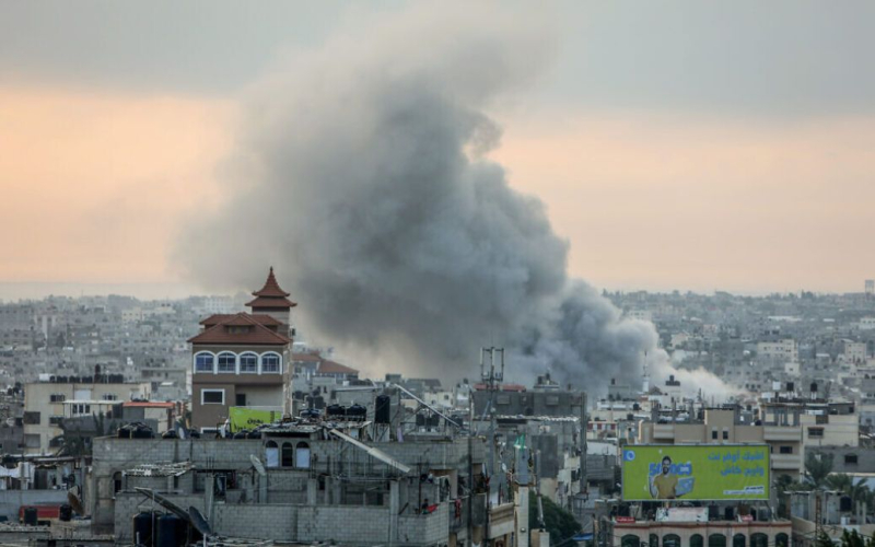 Deutschland war gegen einen Waffenstillstand im Gazastreifen“ /></p>
<p><strong>Berlin sagte, dass Israel jedes Recht habe, sich gegen Terroranschläge der Hamas zu verteidigen.</strong></p>
<p>Deutschland lehnte die sofortige und a vollständigen Waffenstillstand im Gazastreifen, da Berlin davon ausgeht, dass dies die Absichten der <strong>Hamas</strong>-Kämpfer nicht stoppen wird.</p>
<p>Dies erklärte der Sprecher des deutschen Außenministeriums, Christian Wagner, berichtet <strong >Ukrinform</strong> strong>.</p>
<p>Er sagte, dass Israel jedes Recht habe, sich gegen Terroranschläge der Hamas und der Hisbollah zu verteidigen, dies jedoch im Einklang mit dem Völkerrecht tun müsse.</p>
<p >Wagner erinnerte daran, dass Hamas-Kämpfer mehr als einmal gesagt haben, dass sie Terroranschläge nicht stoppen werden, bis Israel zerstört ist.</p>
<p>„Wir sind gegen Forderungen nach einem vollständigen und sofortigen Waffenstillstand“, sagte Wagner.</p >
<p>Gleichzeitig erklärte er, dass Berlin die Eröffnung einer zusätzlichen Anlaufstelle für die Lieferung humanitärer Hilfe und deren Erhöhung begrüße.</p>
<p>Deutschland unterstützt auch vorübergehende humanitäre Pausen, um die Freilassung von Geiseln zu ermöglichen .</p>
<p>Wagner fügte hinzu, dass das Leid der Menschen in Gaza am 7. Oktober begonnen habe, nachdem die Hamas Israel angegriffen hatte und sich die Terroristengruppe mit der Zivilbevölkerung des Gazastreifens bedeckte.</p>
<p>Wir erinnern uns dass zuvor berichtet wurde, dass der <strong>israelische Verteidigungsminister vorgeschlagen hat, wie lange der Krieg im Gazastreifen gegen die Hamas andauern würde</strong >.</p>
<p>Darüber hinaus haben wir zuvor berichtet, dass <strong>Die Die israelische Armee tötete versehentlich drei Geiseln, die vor der Hamas geflohen waren</strong>.</p>
<h4>Verwandte Themen:</h4>
<p>Weitere Nachrichten</p>
<!-- relpost-thumb-wrapper --><div class=