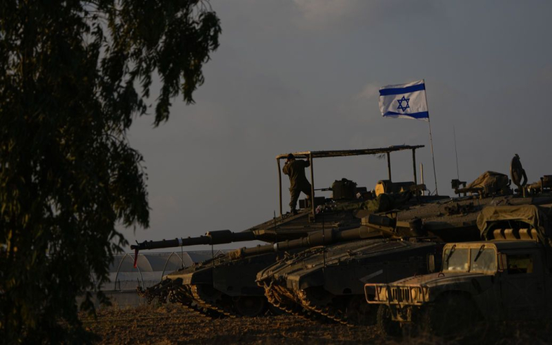 Die israelische Armee begann seine Operation im Süden des Gazastreifens“ /></p>
<p><strong>Die Bewegung der israelischen Armee in diese Richtung begann am Morgen des Samstags, dem 2. Dezember.</strong></p>
<p>< p>Die israelische Armee begann im südlichen Gazastreifen zu operieren. Die IDF verspricht eine Operation, die nicht weniger mächtig sein wird als im Norden dieser Region.</p>
<p>Der Generalstabschef der IDF, Generalleutnant Herzi Halevi, gab dies am Sonntag, dem 3. Dezember, bekannt, berichtet The Times of Israel.</p>
<p> < p>Ihm zufolge begann die Bewegung der israelischen Armee in diese Richtung am Samstagmorgen.</p>
<p>„Sie [die Militäroperation] wird nicht weniger mächtig sein als [die Operation im nördlichen Gazastreifen], das wird sie.“ habe nicht weniger Ergebnisse. Hamas-Kommandeure werden überall auf die IDF treffen“, sagte Halle und sprach mit Truppen im Süden Israels.</p>
<p>Im Laufe des Tages tauchten im Internet Aufnahmen auf, die israelische Panzer im südlichen Gazastreifen, insbesondere nördlich des Gazastreifens, zeigten Stadt Khan Yunis. Hamas hat auch Zusammenstöße mit Truppen in der Region angekündigt.</p>
<p>„Wir haben die Fähigkeit, mit Gewalt und Vorsicht im nördlichen Gazastreifen das Gleiche zu tun, was wir getan haben.“ Wir tun dies jetzt im Süden des Gazastreifens und vertiefen auch weiterhin die Errungenschaften im Norden“, fügte der IDF-Stabschef hinzu.</p>
<p>Wir erinnern daran, dass der israelische Verteidigungsminister Yoav Gallant die Rückkehr angekündigt hat des Militärs zur Bekämpfung von Operationen im Gazastreifen, nachdem die Hamas gegen den Waffenstillstand verstoßen hatte.</p>
<h4>Verwandte Themen:</h4>
<p>Weitere Nachrichten</p>
<!-- relpost-thumb-wrapper --><div class=