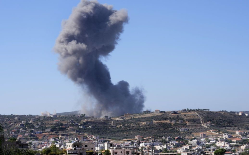 Israelisch Kampfjets griffen die operative Kommandozentrale der Hisbollah im Libanon an <strong>Israelische Armee</strong>Am 20. Dezember griffen sie die operative Kommandozentrale der Hisbollah im Libanon an.</p>
<p>Das berichtet der Pressedienst der IDF.</p>
<p>„Vor kurzem haben unsere Kämpfer angegriffen „Das operative Kommandozentrum der Hisbollah im Libanon“, heißt es in dem Bericht.</p>
<p>Darüber hinaus wurde in dem Militärbericht festgestellt, dass eine Reihe von Hisbollah-Kämpfern dabei gesichtet wurden, wie sie sich dem Sicherheitszaun auf libanesischer Seite entlang der Grenze im Gebiet Metula näherten. Die israelische Armee eröffnete das Feuer und zerstörte das Ziel.</p>
<p>Wir erinnern uns daran, dass zuvor berichtet wurde, dass die Terrorgruppe <strong>Hamas den Vorschlag Israels, einen vorübergehenden Waffenstillstand zu schließen</strong>, ablehnte.</p>
<p >Darüber hinaus haben wir bereits darüber berichtet, dass <strong>Deutschland sich gegen den Waffenstillstand im Gazastreifen ausgesprochen hat</strong>.</p>
<h4>Ähnliche Themen:</h4>
<p>Weitere Nachrichten</p>
<!-- relpost-thumb-wrapper --><div class=