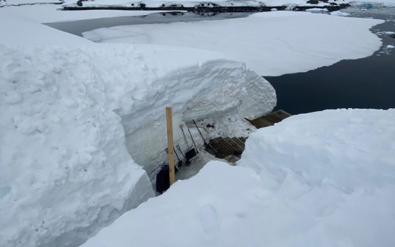 On „Wernadski“ war mit Schnee bedeckt: Wie Polarforscher Schneeverwehungen ausgruben – Foto“ /></p>
<p><strong>Akademik Wernadskij-Station Es lag ziemlich viel Schnee.</strong></p>
<p>Etwa 2 m Schnee fielen im Bereich der ukrainischen Station „<strong>Akademik Vernadsky</strong>“. Polarforscher gruben einen Durchgang zum Jeti-Pier. Das Team verbrachte etwas mehr als eine Woche damit, den Graben auszuheben.</p>
<p>Dies berichtet das National Antarctic Science Center.</p>
<p>In einigen Wochen erwartet die Vernadsky die Ankunft der Noosphere, daher war es sehr wichtig, diesen Liegeplatz für die Arbeit vorzubereiten, um das Schiff umgehend entladen zu können.</p>
<p>In der Nähe der Vernadsky gibt es zwei Liegeplätze. Der erste heißt „Slip“. In der Nähe werden Boote gelagert und ein leistungsstarker Kran installiert, der die Boote ans Ufer hebt. Dieser Parkplatz wird die meiste Zeit genutzt (sofern die Eislage es zulässt) und die Zufahrt ist immer gewährleistet.</p>
<p>Die Zeit für Jetis zweiten Liegeplatz kommt in der Sommersaison, wenn die Zahl der Seefahrten an der Station deutlich zunimmt. Es ist praktisch, weil es vor Wellen geschützt ist; Boote verschiedener Art können in der Nähe geparkt und für eine Weile stehen gelassen werden, anstatt jedes Mal aus dem Wasser geholt zu werden.</p>
<p><img decoding=