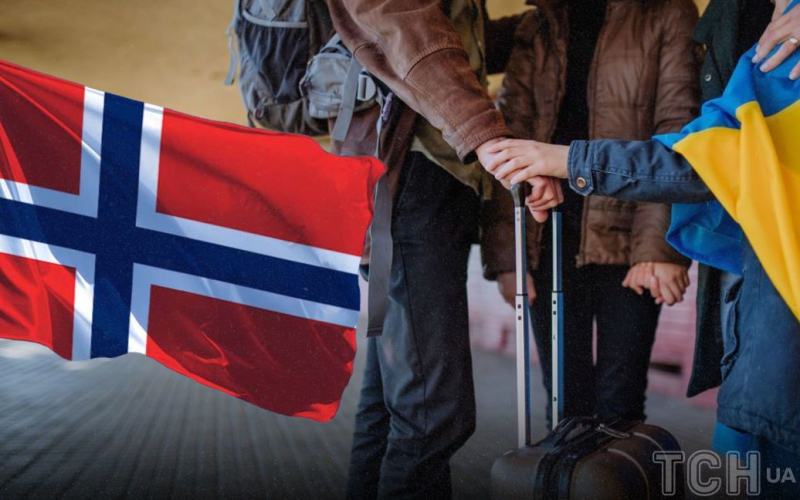 Norwegen nimmt ukrainische Flüchtlinge auf: welche Bedingungen und Zahlungen (Foto)“ /></p>
<p><strong>Norwegen bietet Ukrainern vorübergehenden Schutz.</strong></p>
<p>Flüchtlinge können ohne biometrischen Reisepass nach Norwegen einreisen und Visum und Aufenthalt im Land ohne Registrierung für 90 Tage. Dann können Sie vorübergehenden Schutz erhalten. Für Ukrainer in Norwegen werden kostenlose Unterkunft sowie finanzielle und medizinische Leistungen gewährt.</p>
<p>Website <strong>TSN.ua</strong>erzählt, welche Art von Hilfe den Ukrainern in Norwegen gewährt wird. Über die Lebensbedingungen, die Höhe der finanziellen Unterstützung, der medizinischen Hilfe und der Ausbildung.</p>
<h2>Wer kann in Norwegen vorübergehenden Schutz erhalten?</h2>
<p><strong>Vorübergehender kollektiver Schutz</strong>kann von allen Bürgern der Ukraine und ihren Familien, die infolge des Krieges vertrieben wurden, empfangen werden. Sowie Drittstaatsangehörige und Staatenlose, die in kriegsgeschädigten Ländern wie der Ukraine Schutz erhalten haben, und deren Familien. Ukrainer können in Norwegen eine befristete Aufenthaltserlaubnis für bis zu einem Jahr erhalten, mit der Möglichkeit einer Verlängerung um bis zu drei Jahre. Sie können keinen kollektiven Schutz erhalten, wenn:</p>
<p>Norwegen kein Mitglied der EU ist, daher ist das Verfahren für die Beantragung von Schutz etwas anders.</p>
<h2>Unterkunft für Ukrainer in Norwegen</h2>
<p>Ukrainer in Norwegen bieten kostenlose<strong>Unterkünfte</strong>. Nach ihrer Ankunft werden die Flüchtlinge in einem Aufnahmezentrum untergebracht. Und dann, nach Abschluss der Unterlagen, in einer der Gemeinden des Landes. Für die Bereitstellung von Wohnraum ist die Gemeinde verantwortlich. Häufiger werden Ukrainer in speziellen kleinen Wohnheimen untergebracht. Um vorübergehenden Schutz zu erhalten, ist es nicht notwendig, in der bereitgestellten Unterkunft zu wohnen, Sie können selbst eine Wohnung mieten.</p>
<h2>Medizinische Hilfe für Flüchtlinge in Norwegen</h2>
<p>Auch Flüchtlinge haben Anspruch darauf <strong>medizinische Hilfe</strong> in Norwegen >wenn Sie krank sind, Zahnpflege benötigen oder eine Sucht haben. Allerdings müssen Erwachsene nach einem Arztbesuch einen Eigenanteil zahlen. Der Betrag liegt zwischen 15 und 35 Euro. Allerdings wird die Hilfe auch dann geleistet, wenn Sie nicht in der Lage sind, sie zu bezahlen. Es besteht keine Notwendigkeit, für einen Krankenhausaufenthalt zu bezahlen.</p>
<p><img decoding=