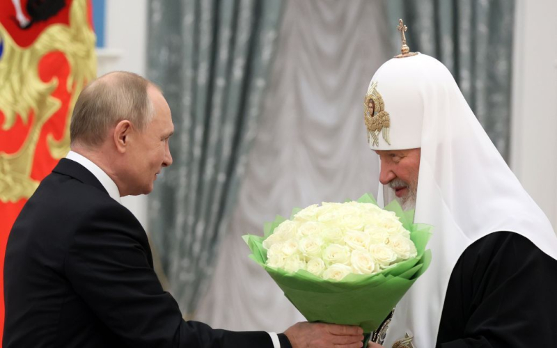 Patriarch Kirill angekündigt gesucht: Russland reagierte“ /></p>
<p><strong>Die Anordnung wurde vom Untersuchungsausschuss erlassen.</strong></p>
<p>Russland reagierte auf die Tatsache, dass ein 77-jähriger Mann wurde in der Ukraine auf die Fahndungsliste gesetzt. Bürger der Russischen Föderation <strong>Patriarch Kirill</strong> – Wladimir Gundjajew.</p>
<p>Dies wurde vom russischen Untersuchungsausschuss gemeldet.</p>
<p>Es wird zur Kenntnis genommen dass der Leiter des Untersuchungsausschusses, Alexander Bastrykin, befahl, „Maßnahmen zur Durchsuchung“ von Beamten des Sicherheitsdienstes und des Innenministeriums der Ukraine zu ergreifen, die beschlossen, das Oberhaupt der Russisch-Orthodoxen Kirche, Kirill Gundyaev, strafrechtlich zu verfolgen.< /p> </p>
<p>Bastrykin erließ einen solchen Befehl im Rahmen einer strafrechtlichen Untersuchung wegen rechtswidriger Verfolgung.</p>
<p> < p>Wie berichtet, wurde in der Ukraine der russische Patriarch Kirill auf die Fahndungsliste gesetzt.</strong> Der Russe Vladimir Gundyaev erscheint in der Fahndungsdatenbank des Innenministeriums in der Kategorie der Personen, die sich vor den Ermittlungen verstecken. Darin heißt es auch, dass die gesuchte Person als vorbeugende Maßnahme ausgewählt wurde – Inhaftierung.</p>
<p>Übrigens meldete die <strong>SBU den Verdacht am 17. April 2010 dem Patriarchen der Russisch-Orthodoxen Kirche Kirill</strong> Anzahl der Ladungen. Dabei handelt es sich insbesondere um die öffentliche Unterstützung für einen umfassenden Krieg gegen die Ukraine und um den Segen des Kommandeurs der russischen Nationalgarde Solotow für den Krieg.</p>
<h4>Ähnliche Themen:</h4>
<p>Weitere Nachrichten</p>
<!-- relpost-thumb-wrapper --><div class=