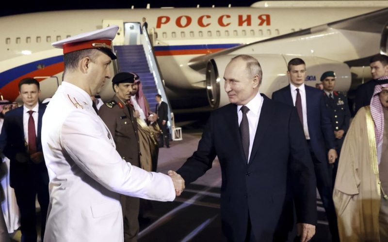 Putin ist angekommen VAE, begleitet von russischen Kämpfern“ /></p>
<p><strong>Für die Luftbegleitung des Flugzeugs des Diktators wurden Sondergenehmigungen von den Staaten eingeholt, über deren Territorium es geflogen wurde.</strong></p>
<p>< p>Am Vortag, dem 6. Dezember, traf der russische Präsident <strong>Wladimir Putin</strong> zu einem Besuch in den Vereinigten Arabischen Emiraten ein und traf sich mit Präsident Mohammed bin Zayed Al Nagayan in Abu Dhabi.</p>
<p>Reuters berichtet dies.</p>
<p> < p>Putins Flugzeug wurde auf seinem Flug in die Vereinigten Arabischen Emirate von vier Su-35-Kampfflugzeugen begleitet.<br /> Russland erhielt für den Flug eine Sondergenehmigung von den Ländern, deren Luftraum sie durchquerten, sagte Kremlsprecher Dmitri sagte Peskow.</p>
<p>Und Flugzeuge der VAE-Luftwaffe begleiteten das Flugzeug mit Putin, als es in den Luftraum der VAE eindrang.</p>
<p>„Für die Luftunterstützung des Präsidentenflugzeugs wurden von den Staaten Sonderfluggenehmigungen eingeholt über dessen Territorium es geflogen wurde“, versicherte Peskow.< /p></p>
<p><img decoding=