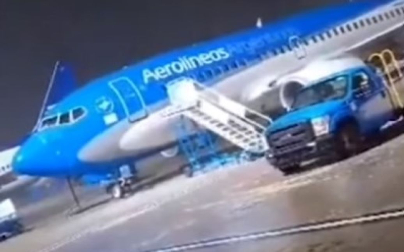 Flugzeug von einem heftigen Wind von der Landebahn geblasen – Video“ /></p>
<p><strong>Das Flugzeug muss repariert werden.</strong></p>
<p>In Argentinien wurde ein Passagierflugzeug von der Landebahn weggeblasen Wind mit einer Geschwindigkeit von 160 km pro Stunde von der Landebahn.</p>
<p>Die Daily Mail schreibt darüber.</p>
<p>Starke Windböen trafen am 17. Dezember den Flughafen Aeroparque Jorge Newbery in Buenos Aires , als ein starker Sturm die Region erfasste.</p>
<p>Die Boeing 737-700 der Aerolineas Argentinas wurde über die Landebahn in Richtung der Treppen geschleudert, die den Passagieren zum Einsteigen in das Flugzeug dienten, bevor sie mit dem Flugzeug zusammenschlug. Dann wurde die Leiter mit hoher Geschwindigkeit zu den Autos getragen, die von den Landebahnarbeitern benutzt wurden.</p>
<p><iframe class=
