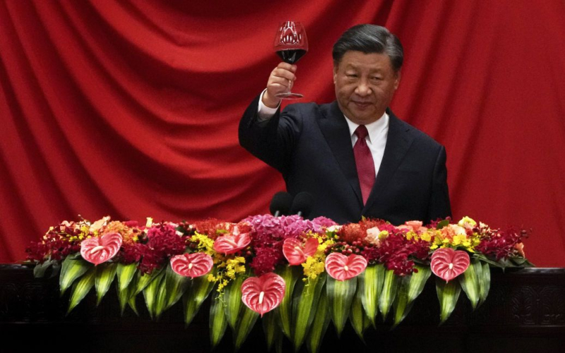 Si Jinping gratulierte den „Landsleuten“ in Taiwan zum neuen Jahr Insel.</strong></p>
<p >Am Sonntag, dem 31. Dezember, sagte der Chef der Volksrepublik China, Xi Jinping, in seiner Neujahrsansprache, dass die „Wiedervereinigung“ Chinas mit Taiwan unvermeidlich sei. </p>
<p>Dies wird von Reuters berichtet.</p>
<p>„Die Wiedervereinigung des Vaterlandes „ist ein historisches Schicksal“, sagte Xi Jinping, obwohl die offizielle englische Übersetzung seiner Bemerkungen von Xinhua News veröffentlicht wurde Die Agentur verwendet einen einfacheren Ausdruck: „China wird definitiv wieder vereint.“</p>
<p>„Landsleute auf beiden Seiten der Taiwanstraße sollten durch ein gemeinsames Ziel verbunden sein und den Ruhm der Wiederbelebung der chinesischen Nation teilen“, fügte er hinzu. In der offiziellen englischen Übersetzung hieß es „alle Chinesen“ statt „Landsleute“.</p>
<p>Letztes Jahr sagte Xi nur, dass Menschen von beiden Seiten der Meerenge Mitglieder derselben Familie seien und dass er hoffe, dass Menschen von beiden Seiten der Meerenge seien Die Seiten der Meerenge werden zusammenarbeiten, um „gemeinsam den stabilen Wohlstand der chinesischen Nation zu fördern“.</p>
<p>Die Veröffentlichung betonte, dass Präsident Xi Jinping in seiner diesjährigen Rede einen energischeren Ton annahm, obwohl er nicht die Möglichkeit erwähnte, Taiwan mit Gewalt wieder unter chinesische Kontrolle zu bringen.</p>
<p>Chinesische Behörden im Zusammenhang mit Wahlen in Taiwan Der für den 13. Januar geplante Wahlkampf ist besonders besorgt über Taiwans derzeitigen Vizepräsidenten Lai Chin-te, den Präsidentschaftskandidaten der regierenden Demokratischen Partei Taiwans (DPP), der in Meinungsumfragen mit großem Vorsprung an der Spitze liegt und sagt, er sei ein „gefährlicher Separatist“.</p>
<p> < p>Bekanntlich besteht die Selbstverwaltung der demokratischen Behörden in Taiwan fort, seit die Regierung der Republik China 1949 nach der Niederlage im Bürgerkrieg mit den Gründern der Volksrepublik China, den Kommunisten, auf diese Insel zog Mao Zedong. Die Republik China bleibt der offizielle Name Taiwans.</p>
<p>Erinnern Sie sich daran, dass die taiwanesischen Behörden am 23. Dezember die Aktivität chinesischer Militärflugzeuge und -schiffe rund um die Insel gemeldet haben. Insbesondere chinesische Flugzeuge überquerten die sensible Mittellinie der Taiwanstraße.</p>
<h4>Verwandte Themen:</h4>
<p>Weitere Nachrichten</p>
<!-- relpost-thumb-wrapper --><div class=