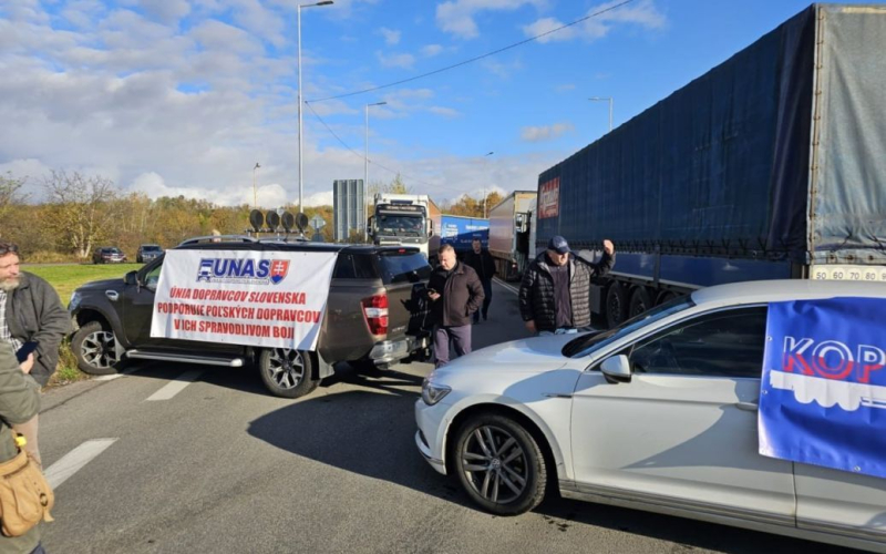 Slowakisch Spediteure blockieren weiterhin ukrainische Lastwagen an der Grenze – Details“ /></p>
<p><strong>Spediteure werden die Einreise in das Hoheitsgebiet der Slowakei für den Gütertransport blockieren.</strong></p>
<p>Union von Die Straßentransportunternehmen der <strong>Slowakei</strong> (UNAS) erklärten, dass sie ab Montag, dem 11. Dezember, die Bewegung ukrainischer Lastwagen durch den slowakischen Grenzkontrollpunkt „Wyschne-Niemecke-Uschgorod“ wieder blockieren werden.</p>
<p> < p>Dies wird auf der UNAS-Seite berichtet. </p>
<p>„Der Verband der Straßentransporteure der Slowakei (UNAS) hat am 10.12.2023 beschlossen, den Protest am Grenzübergang Vysne Nemecke/Uzhgorod vom 12. 11/2023 ab 15:00 Uhr bis auf Weiteres“, heißt es in der Erklärung.< /p> </p>
<p>Die Beförderer warnen, dass „sie die Einreise in das Hoheitsgebiet der Slowakischen Republik für den Gütertransport blockieren werden. Der persönliche Transport wird in keiner Weise eingeschränkt.“ Art und Weise.“</p>
<p>„Das Präsidium hat diese Entscheidung auf der Grundlage einer Bewertung der erhaltenen Informationen und ihres Einflusses auf den Kraftverkehrsmarkt in der Slowakei getroffen.“ „Wir schließen uns den Protesten an, die ab dem 06.11.2023 in Polen und ab dem 11.12.2023 auch auf dem Territorium Ungarns organisiert werden“, sagte UNAS.</p>
<p>Wir möchten Sie daran erinnern, dass die<strong>erste Ladung ukrainischer Lastwagen Mit der Bahn in Polen angekommen. </strong></p>
<h4>Verwandte Themen:</h4>
<p>Weitere Neuigkeiten</p>
<!-- relpost-thumb-wrapper --><div class=