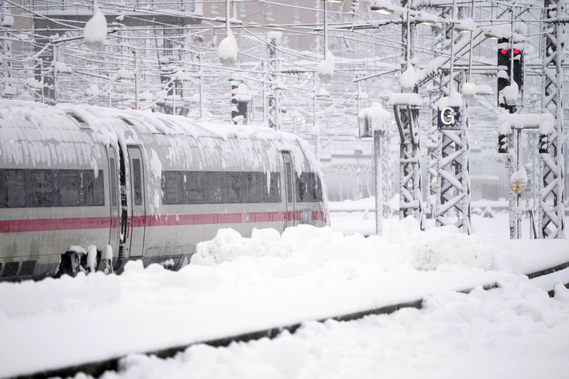Schneefall verursachte Verkehrskollaps in Bayern: Flughafen und Bahn funktionieren nicht (Foto)