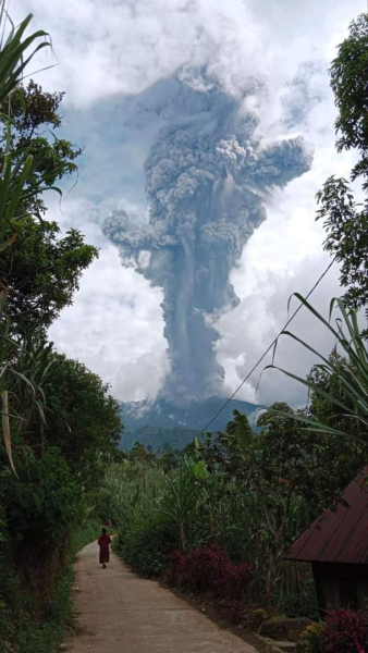 Eine Aschesäule erreichte eine Höhe von 3 Kilometern: In Indonesien begann ein Vulkanausbruch (Foto)