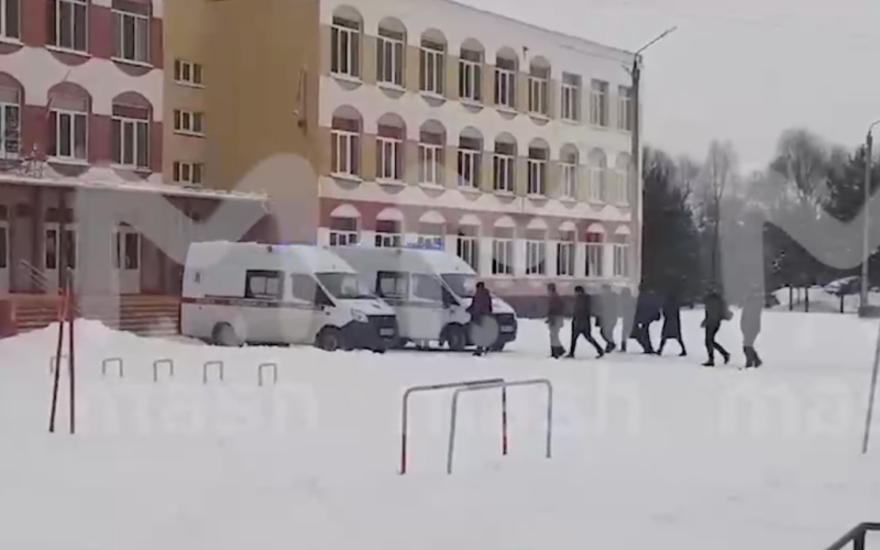 Dreharbeiten in einer Schule in Brjansk: Der Moment des Angriffs wurde gefilmt“ /></p>
<p><strong>Auf dem Video sind Schüsse zu hören.</strong></p>
<p>Ein Video war im Internet veröffentlicht mit dem Moment der Schießerei im Brjansker Gymnasium Nr. 5, die von einem Schüler der achten Klasse verübt wurde.</p>
<p>Das entsprechende Video erschien auf russischen Telegram-Kanälen.</p>
<p >Im Video vom Moment der Schießerei in einer Bildungseinrichtung sind Schüsse und Schreie verängstigter Kinder zu hören. Die Schüler versuchen zusammen mit dem Lehrer panisch, sich im Klassenzimmer zu verstecken.</p>
<p>Nach Angaben des russischen Gesundheitsministeriums wurden bei der Schießerei in der Turnhalle von Brjansk fünf Kinder verletzt. Zwei Menschen starben. Zwei Opfer hatten leichte, drei mittelschwere Verletzungen. Alle wurden in das regionale Kinderkrankenhaus gebracht, sie erhalten die notwendige Hilfe.</p>
<p>Alle operativen Dienste sind am Ort der Schießerei in Brjansk im Einsatz.</p>
<h2>Schießerei in einer Schule in Brjansk heute – was bekannt ist</h2>
<p> < p>In Brjansk schoss am 7. Dezember eine Achtklässlerin in der Turnhalle Nr. 5 mit einer Waffe auf ihre Klassenkameraden. Danach beging das Mädchen Selbstmord. Bei dem Angriff kamen zwei Kinder ums Leben, fünf weitere wurden verletzt und ins Krankenhaus gebracht.</p>
<p><strong><u>Lesen Sie die wichtigsten Nachrichten des Tages:</u></strong ></p>
<h4>Verwandte Themen:</h4>
<p>Weitere Neuigkeiten</p>
<!-- relpost-thumb-wrapper --><div class=