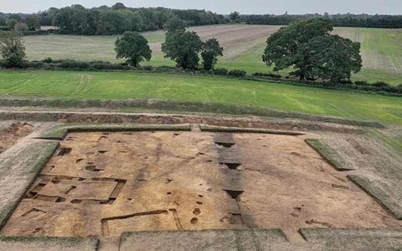 In Großbritannien ausgegraben das Fundament eines 1400 Jahre alten heidnischen Tempels“ /></p>
<p><strong>Die Gesamtfläche des Komplexes beträgt 15 Hektar.</strong></p>
<p>In<strong >Großbritannien</strong>, der dänischen Grafschaft Suffolk, entdeckten Archäologen bei Ausgrabungen in der Nekropole von Sutton Hoo 1.400 Jahre alte Überreste eines Bauwerks.</p>
<p>Bei dem Bauwerk könnte es sich um einen heidnischen Tempel oder einen anderen Kult gehandelt haben Website, berichtet <strong>Live Science</strong>.</p>
<p>In der Nachricht wird darauf hingewiesen, dass Menschen dieses Gebiet im 7. Jahrhundert besetzten. Nach der Entdeckung der Nekropole im Jahr 1939 gelang es Archäologen, hier 18 Hügel und ein angelsächsisches Schiff zu finden.</p>
<p>Archäologen gruben zusammen mit 200 Freiwilligen die Fundamente eines möglichen Tempels und zweier weiterer benachbarter Holzgebäude aus . Die Gesamtfläche des Komplexes beträgt 15 Hektar.</p>
<p>Wissenschaftler stellten fest, dass die gefundenen Gebäude der Familie von König Redwald gehören könnten, der seinen Glauben vom Heidentum zum Christentum änderte, aber einen heidnischen Tempel behielt.< /p> </p>
<p>In der Nähe der Gebäude wurden außerdem ein 1,5 Kilometer langer Graben und Anzeichen einer Siedlung gefunden, außerhalb derer es etwa 50 Hektar gab. Bei Ausgrabungen wurde dort eine Form aus gebranntem Ton gefunden, die zum Gießen von Pferderüstungen und zur Entsorgung von Abfällen verwendet wurde. Dies weist auf die Entwicklung der Metallverarbeitung im 7. Jahrhundert hin.</p>
<p>Wir erinnern uns, dass bereits früher berichtet wurde, dass <strong>eine antike römische Siedlung in der Region Cherson beim Bau von Verteidigungsanlagen gefunden wurde</strong>. </p>
<p>Darüber hinaus haben wir zuvor berichtet, dass Wissenschaftler herausgefunden haben, dass Menschen Südamerika vor etwa 27.000 Jahren bevölkern konnten, das sind 12.000 Jahre mehr als bisher angenommen</strong>.</p>
<h4>Ähnliche Themen:</h4>
<p>Weitere Neuigkeiten</p>
<!-- relpost-thumb-wrapper --><div class=