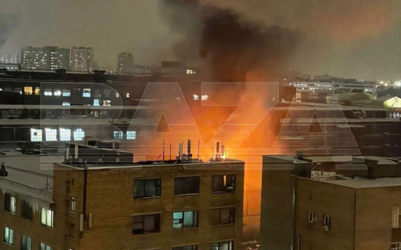 B In einem Elektrizitätswerk in Moskau brach ein Großbrand aus (Foto, Video)“ /></p>
<p><strong>Das Werk produziert elektrische Ausrüstung für alle Branchen, einschließlich des Verteidigungskomplexes.</strong></p >
<p>Am Abend des 7. Dezember brach in Moskau ein Großbrand aus.</p>
<p>Russische Telegramsender berichten darüber.</p>
<p>Dicker schwarzer Rauch strömt aus dem Kraftwerk Werksgebäude in der Elektrosawodskaja-Straße in Moskau. Feuerwehrleute sind auf dem Weg zum Unfallort.</p>
<p>Augenzeugen filmten Flammen und Rauch, die vom Preobraschenskaja-Damm aufstiegen. Öffentlichen Berichten zufolge geriet eines der Industriegebäude in Brand.</p>
<p>Es wurden weder Opfer noch die Ursache des Feuers gemeldet.</p>
<p>Beachten Sie, dass das Elektrizitätswerk 1928 gebaut wurde. Es <strong>produziert elektrische Ausrüstung für alle Branchen, einschließlich des Verteidigungskomplexes.</strong></p>
<p>Übrigens fing früher an diesem Tag im russischen Ulan-Ude ein Frachtflugzeug beim Start Feuer. Augenzeugen filmten ein in Flammen stehendes Flugzeug am Himmel.</p>
<p><strong><u>Lesen Sie die wichtigsten Nachrichten des Tages:</u></strong></p>
<h4>Ähnliche Themen: </h4>
<p> Weitere Neuigkeiten</p>
<!-- relpost-thumb-wrapper --><div class=