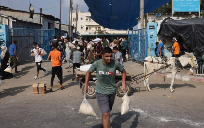 B Die UN sagten, ob der Gazastreifen zum Leben geeignet sei durch israelische Bombenangriffe unbewohnbar geworden. Häuser, Schulen, Krankenhäuser wurden zerstört.</p>
<p>The Independent schreibt darüber.</p>
<h2>Was bekannt ist</h2>
<p>Nach Angaben der Satellitenanalyseagentur UNOSAT wurden 18 % der Infrastruktur Gazas zerstört. Dazu gehören mindestens 60 % aller Wohneinheiten und 50 % der gesamten Infrastruktur im Norden des Streifens. Wir sprechen von Häusern, Krankenhäusern, Schulen, Universitäten und Moscheen.</p>
<p>Es ist jetzt bekannt:</p>
<p>Die israelischen Streitkräfte wiederum versichern, dass ihre militärischen Ziele darin bestehen, die Hamas auszurotten, um die nationale Sicherheit des Landes zu gewährleisten. Nach Angaben der IDF nutzen Militante palästinensische Zivilisten als menschliche Schutzschilde in Krankenhäusern, Heimen und Schulen. Die Idee, dass Israel irgendwie „wahllos“ Flächenbombardierungen in Gaza durchführt, wird von den israelischen Behörden zurückgewiesen.</p>
<p>Human Rights Watch, Amnesty International und verschiedene UN-Beamte sind in ihren Untersuchungen zu dem Schluss gekommen, dass Israel an der Apartheid festhält – einer Politik der Rassendiskriminierung Diskriminierung. Israel bestreitet diese Behauptung jedoch kategorisch und nennt sie antisemitisch.</p>
<p>Die Direktorin des UN-Hilfswerks für Palästina-Hilfswerke betonte: „Gaza wird unbewohnbar.“</p>
<p>„Dies kann nicht einmal mit einem der Konflikte verglichen werden, die in Gaza stattgefunden haben. Es gibt keinen Platz für Kinder, keinen Platz für Menschen. Sie leben in der Hölle“, schlussfolgerte die UN.</p>
<p>Zuvor die israelische Armee entdeckte den größten Tunnel in Gaza, der von der Hamas gegraben wurde – mehr als 4 km lang. Dieses unterirdische Bauwerk liegt nur wenige hundert Meter vom israelischen Territorium entfernt. Die IDF sagte, der Tunnel bestehe aus Stahlbeton und könne sogar von kleinen Fahrzeugen durchfahren werden.</p>
<h4>Verwandte Themen:</h4>
<p>Weitere Nachrichten</p>
<!-- relpost-thumb-wrapper --><div class=