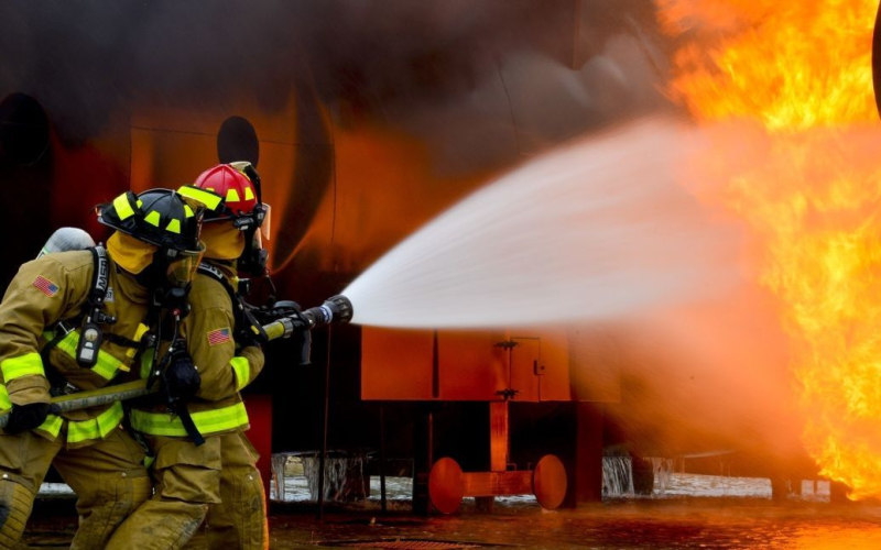 In Prag Im Hostel brach ein Feuer aus: Eine Person starb.“ /></p>
<p><strong>Zum Zeitpunkt des Brandes befanden sich 15 Personen und sieben Haustiere im Hostel.</strong></p>
<p>< p>Am Sonntag, den 24. Dezember, ereignete sich in einem Wohnheim im Bezirk Zbraslav im Süden von <strong>Prag</strong> ein Unfall, bei dem eine Person starb und weitere 17 Menschen verletzt wurden.</p>
<p>< p>Dies berichtet <strong>Xinhua</strong>.</p >
<p>In dem Bericht heißt es, dass der Prager Rettungsdienst 17 Menschen am Tatort behandelt habe, darunter drei Polizisten, die Hilfe benötigten.</p >
<p>„Zwei Personen wurden auf die Intensivstation gebracht, eine Person ist leider gestorben“, heißt es in der Nachricht.</p>
<p>Die örtliche Feuerwehr und der Rettungsdienst sagten, dass sich in der Herberge 15 Personen und sieben Haustiere befanden . Die Ursache des Feuers wird von Spezialisten ermittelt.</p>
<p>Wir erinnern uns, dass zuvor berichtet wurde, dass <strong>in Tschernigow eine Frau in ihrer eigenen Wohnung bei lebendigem Leibe verbrannte</strong>.</p>
<p>Darüber hinaus haben wir bereits darüber berichtet, dass <strong>in Charkow eine Person in einem Aufzug verbrannte</strong>.</p>
<h4>Ähnliche Themen:</h4>
<p>Weitere Nachrichten</p>
<!-- relpost-thumb-wrapper --><div class=