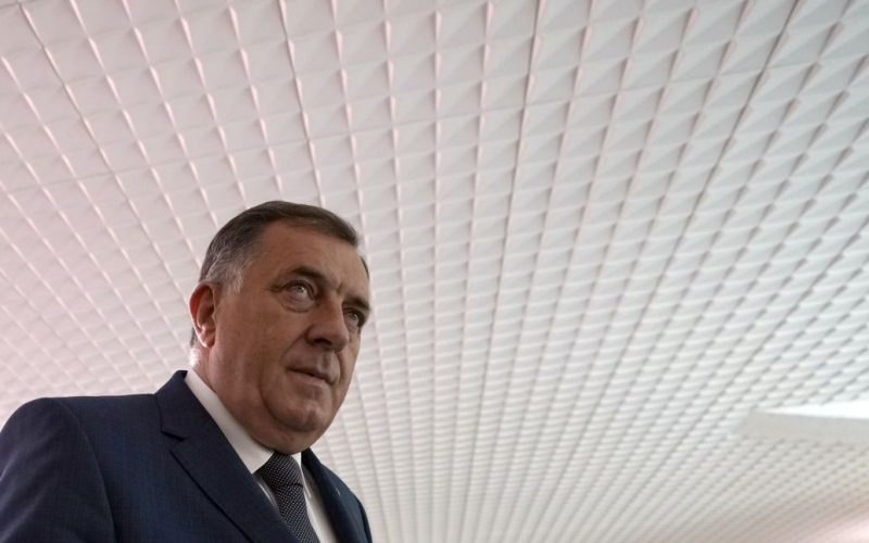 Russischer Einfluss im Westen Balkan intensiviert sich – Bloomberg“ /></p>
<p><strong>Zuvor hatte Milorad Dodik gesagt, Putin solle „der Republika Srpska dafür danken, dass Bosnien es versäumt hat, Sanktionen gegen Russland zu verhängen.“</strong></p>
<p > Der von Russland unterstützte Präsident der Republika Srpska, Milorad Dodik, trat im Staatsfernsehen auf und kündigte seine Pläne an, der erste Präsident des abtrünnigen bosnisch-serbischen Staates zu werden.</p>
<p>Dies heißt es in einem Bloomberg-Bericht über den zunehmenden russischen Einfluss in der Balkan.</p >
<p>„Die Erklärung, die Erinnerungen an brutale ethnische Säuberungen in der Region vor fast drei Jahrzehnten weckte, kam nur einen Monat, nachdem die Europäische Kommission sich geweigert hatte, Beitrittsverhandlungen für Bosnien und Herzegowina zu empfehlen“, heißt es in dem Material.</p>
<p >Bloomberg schreibt, dass die Entscheidung der Europäischen Kommission in einem Land, das nach der Ukraine als Europas heißester Hotspot gilt, ein Geschenk für politische Akteure wie Russland war, die Instabilität provozieren wollten.</p>
<p>Die Erklärung, die Erinnerungen an die brutale ethnische Säuberung in der Region vor fast drei Jahrzehnten weckte, kam nur einen Monat, nachdem die Europäische Kommission sich geweigert hatte, Beitrittsverhandlungen mit Bosnien und Herzegowina zu empfehlen.</p>
<p>Bosnien, ein Land mit 3,3 Millionen Einwohnern Menschen, die physisch zwischen bosnischen Serben auf der einen Seite und Muslimen und ethnischen Kroaten auf der anderen Seite gespalten sind, beantragten 2016 die EU-Mitgliedschaft und erhielten letztes Jahr den Kandidatenstatus.</p >
<p>„Aber ihr Traum von einer europäischen Integration, die dazu beitragen würde, das Land des Westbalkans trotz anhaltender Spannungen zusammenzuhalten, scheint bestenfalls in weiter Ferne zu liegen“, schreibt Bloomberg.</p>
<p>Das Friedensabkommen von Dayton (ein Friedensvertrag zwischen Serbien, Kroatien und Bosnien und Herzegowina zur Beendigung des Bosnienkrieges, unterzeichnet im November 1995 in Dayton, Ohio – Anm. d. Red.) beendete einen vierjährigen Krieg, in dem mehr als 100.000 Menschen starben, aber sie töteten mehr als 100.000 Menschen, aber die demografische Kluft teilte sich das Land .</p>
<p>Den Serben, einer orthodoxen christlichen Mehrheit, wurde ein Landstreifen entlang der West- und Ostgrenze, bekannt als Republika Srpska, zugeteilt, während die muslimisch-kroatische Föderation im Südwesten ungefähr die gleichen Gebiete erhielt.</p>
<p>Die beiden Teile sind durch eine schwache Zentralregierung und eine rotierende dreiköpfige Präsidentschaft, deren Mitglieder aus jeder Gruppe ausgewählt werden müssen, lose verbunden. Da alle Verfassungsänderungen einen Konsens erfordern, ermöglicht diese Struktur jedem ethnischen Führer, den EU-Beitrittsprozess Bosniens als Geisel zu nehmen.</p>
<p>Bosnien und Herzegowina sagt, der pro-russische Milorad Dodik habe sich geweigert, die Reformen umzusetzen, die erforderlich seien, um seinen Forderungen nachzukommen wird nicht erfüllt.</p>
<h2>Milorad Dodik und seine Beziehung zu Putin</h2>
<p>„Dodiks gemütliche Beziehung zu Putin, den er oft in Moskau besucht, hat sich für beide ausgezahlt“, schreibt er Bloomberg .</p>
<p>In der Stadt Banja Luka hilft Russland bei der Finanzierung des Baus eines russisch-serbischen Tempels und Kulturzentrums.</p>
<p>Zuvor hatte Dodik erklärt, der Kremlchef solle „der Republika Srpska dafür danken, dass Bosnien nicht in der Lage ist, Sanktionen gegen Russland zu verhängen.“</p>
<h2>Was man in der EU sagt</h2>
<p>Die EU ist besorgt über die Lage auf dem Balkan.</p>
<p>Der lettische Präsident Edgars Rinkevich sagte, dass das Scheitern einer Annäherung zwischen dem Westbalkan und der Europäischen Union den Einfluss Russlands in der Region gestärkt und die EU anfälliger gemacht habe.</p >
<p>Der österreichische Außenminister Alexander Schallenberg ist der Ansicht, dass Bosnien gleichberechtigt mit der im Beitrittsprozess voranschreitenden Ukraine behandelt werden sollte. Die Veröffentlichung schreibt, dass andere Nachbarländer bald mit ähnlichen Problemen konfrontiert sein könnten.</p>
<p dir=