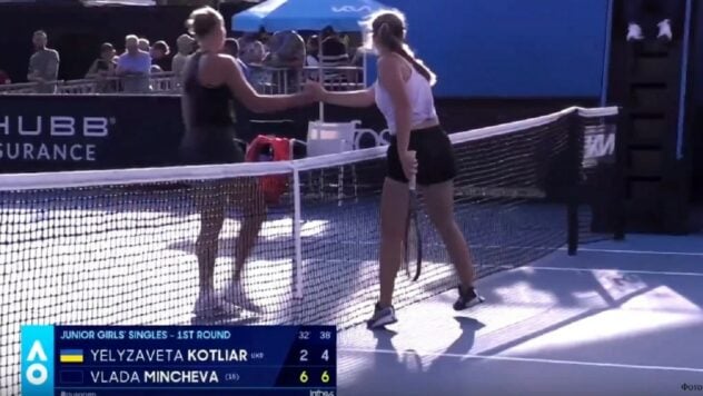 Ein ukrainischer Tennisspieler schüttelte einem Russen die Hand: die Reaktion des Ministeriums für Jugendsport und was die Athletin selbst sagt“ /></p >
<p>Während der Australian Open schüttelte die ukrainische Tennisspielerin Elizaveta Kotlyar der russischen Vertreterin Vlada Mincheva die Hand. Was sagen das Ministerium für Jugend und Sport der Ukraine und der Tennisverband der Ukraine dazu? lesen Sie im ICTV Facts-Material.</p>
<h2>Reaktion des Ministers für Jugend und Sport</h2>
<p>Der amtierende Minister für Jugend und Sport <b></b> Matvey Bedny antwortete auf die Situation mit 16 -jährige ukrainische Tennisspielerin Elizaveta Kotlyar, die der Russin Vlada Mincheva die Hand schüttelte, nachdem sie in der ersten Runde der Junior Australian Open verloren hatte.</p>
<p>— Mein Messenger ist voller Nachrichten, dass die 16-jährige ukrainische Tennisspielerin Elizaveta Kotlyar nach einem Match bei den Australian Open einer Russin die Hand geschüttelt hat. Wir untersuchen derzeit die Gründe für eine solche Tat sowie alle Umstände und werden später die Position des Ministeriums darlegen, — schrieb er auf Facebook.</p>
<p>Jetzt schauen sie zu </p>
<p>Seiner Meinung nach haben die Russen unseren Athleten provoziert.</p>
<blockquote>
<p>— Der erste Eindruck war, dass die Russen unseren Sportler provozierten. Jeder, der schon einmal an großen Turnieren teilgenommen hat, kennt die Spannungen, die dort herrschen und Sportler zur leichten Zielscheibe für Provokationen werden können. Darüber hinaus sehen wir, wie die Russen bei jedem Turnier versuchen, ukrainische Sportler für ihre eigene Propaganda zu instrumentalisieren. Genau das haben wir in den russischen Propagandamedien gesehen, — er bemerkte.</p>
</blockquote>
<p>Darüber hinaus bemerkte Bedny, dass es vor der Beurteilung der Situation notwendig sei, sie im Detail zu studieren und von Elizaveta Kotlyar selbst und ihren Eltern zu hören.</p>
<p>— Wir untersuchen die Situation weiterhin und werden gemeinsam mit dem Sportverband fundierte Entscheidungen treffen. Und natürlich werden wir alles offen kommentieren, — betonte er.</p>
<h2>Reaktion des Ukrainischen Tennisverbandes</h2>
<p>Der <b></b> Ukrainische Tennisverband reagierte auf den Austausch einer freundlichen Geste zwischen dem ukrainischen und dem russischen Athleten nach dem Meisterschaft und stellte fest, dass sie die gemeinsame Position ukrainischer Tennisspieler unterstützen, Vertretern von Aggressorländern nicht die Hand zu schütteln.</p>
<blockquote>
<p>— Unsere führenden Akteure sind sich dessen bewusst und unterstützen diese Position. Aber es kann immer Fehler geben. Dieser Fehler ist heute bei unserem Spieler aufgetreten. Elizaveta Kotlyar ist noch minderjährig, daher haben wir ihren Vater Konstantin um einen Kommentar zu dem Vorfall gebeten, der der russischen Propaganda die Gelegenheit gab, mit ihrer Drecksarbeit zu beginnen, — in der Abteilung vermerkt.</p>
</blockquote>
<p>So berichtete der Vater der jungen Sportlerin, dass „das Mädchen während des Wettkampfs sehr nervös war und automatisch das Ritual nach dem Spiel durchführte“. „Ich habe meinem Gegner die Hand geschüttelt und nicht verstanden, dass hinter dem Netz ein Vertreter des Landes stand, das einen Angriff auf unser Vaterland verübt hat.“ Er bemerkte, dass die Athletin ihre Taten sehr bereue.</p>
<p>Möchten Sie sich entspannen? Kommen Sie zu Facti.GAMES! </p>
<p>Erinnern Sie sich daran, dass die Ukrainerin Elizaveta Kotlyar in der ersten Runde der Junior Australian Open gegen die russische Vertreterin Vlada Mincheva (2:6, 4:6) verlor. Nach der Niederlage schüttelte sie der Russin die Hand.</p>
<p>Die Propagandamedien haben diese Episode bereits aufgegriffen und nannten sie einen „kleinen, aber wichtigen Sieg“.</p>
</p>
</p></p>
<!-- relpost-thumb-wrapper --><div class=