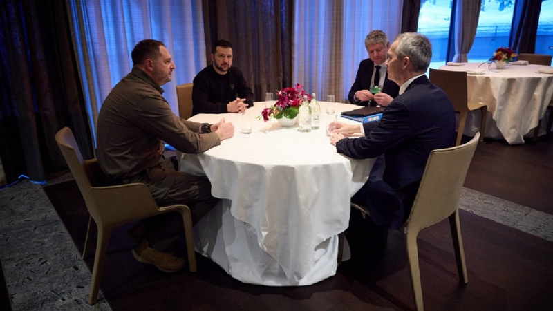 Den Verteidigungsbedarf der Ukraine besprochen: Selenskyj und Stoltenberg trafen sich in Davos
