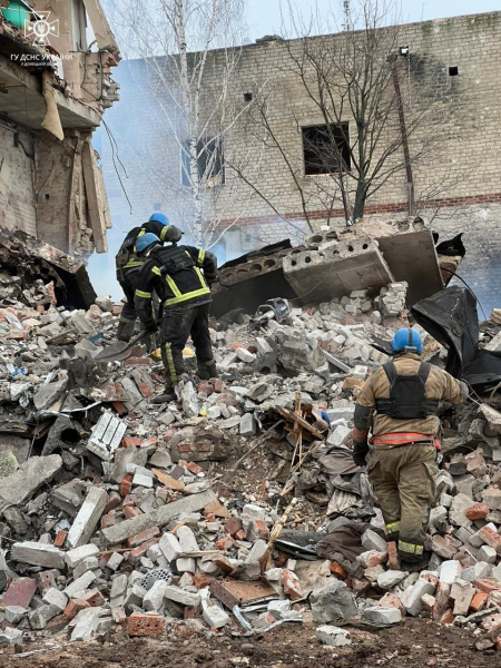 In New York wird nach dem russischen Angriff gesucht für fünf Personen am zweiten Tag unter den Trümmern“ />< /p></p>
<p><img decoding=