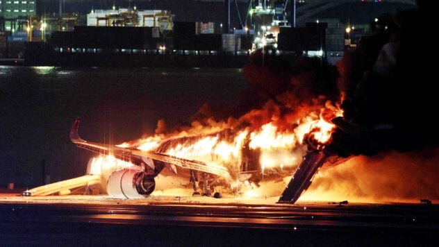 Ein Flugzeug mit Hunderten Menschen an Bord fing nach der Landung am Flughafen Tokio Feuer