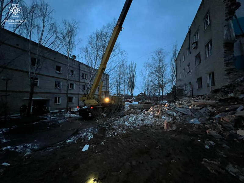 In New York , nach dem russischen Angriff wird am zweiten Tag nach fünf Menschen unter den Trümmern gesucht 