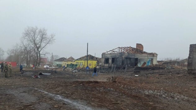 Eine auf die Ukraine abgefeuerte russische Rakete zerstörte die Hälfte der Straße in der Region Woronesch in der Russischen Föderation 