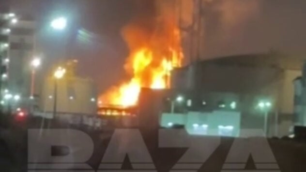 Im Leningrader Gebiet der Russischen Föderation brennt das Terminal des Seehandelshafens Zuvor waren zwei Explosionen zu hören.“ />< /p> </p>
<p>In der Nacht vom Sonntag, dem 21. Januar, fing das Kohleterminal des Seehandelshafens in der Region Leningrad der Russischen Föderation Feuer.</p>
<p> < p>Dies wurde vom Mash Telegram-Kanal gemeldet.</p>
<p>Es wird angezeigt, dass Augenzeugen vor dem Brand zwei Explosionen hörten. Ungefähr 150 Menschen wurden aus dem Unternehmen evakuiert.</p>
<p>Jetzt zuschauen </p>
<p>Nach Angaben des Gouverneurs der Region Leningrad, Alexander Drozdenko, ereignete sich die Explosion am Terminal der Firma Novatek im Hafen von Ust-Luga in der Region Leningrad. Es gab keine Verletzten.</p>
</p>
<p>Laut der russischen Veröffentlichung Fontanta war die Ursache des Feuers ein Drohnenangriff.</p>
<blockquote>
<p>— Kurz vor dem Brand in Ust-Luga entdeckten Luftverteidigungskräfte zwei UAVs, die in Richtung St. Petersburg flogen. Als sie sich der Stadt näherten, änderten sie ihren Kurs und fuhren in Richtung des Bezirks Kingisepp im Leningrader Gebiet. Gegen 15:20 Uhr wurde der Gasspeicher Novatek angegriffen, — In der Nachricht steht:</p>
</blockquote>
<h2>Wo ist Ust-Luga</h2>
<p>Ust-Luga — Hafendorf im Bezirk Kingisepp der Region Leningrad.</p>
<p>Möchten Sie entspannen? Kommen Sie zu Facti.GAMES! </p>
<p>Es liegt 1054 km von der Grenze der Ukraine entfernt.</p>
<p><iframe Loading=