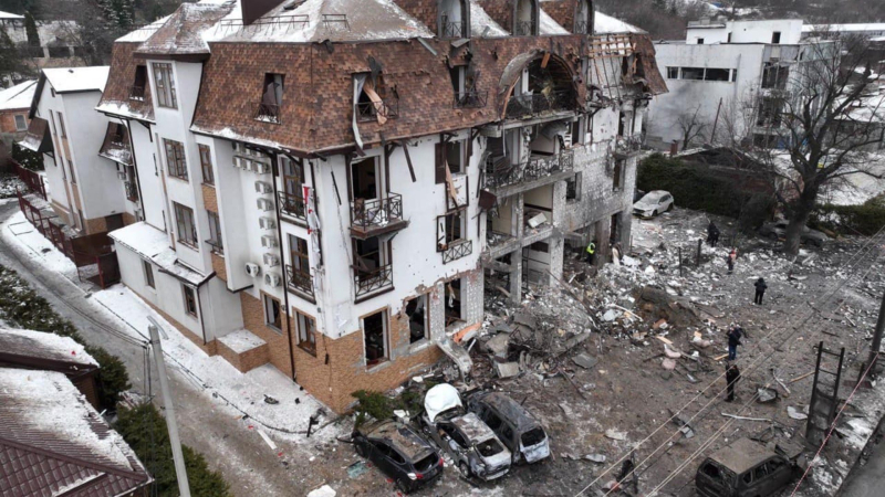 Eine Frau brach sich auf der Flucht vor Explosionen die Wirbelsäule – Details zum Angriff auf ein Hotel in Charkow