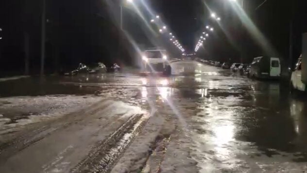 Ein Wasserrohrbruch im Kiewer Stadtteil Swjatoschinski: Die Straße wurde überflutet