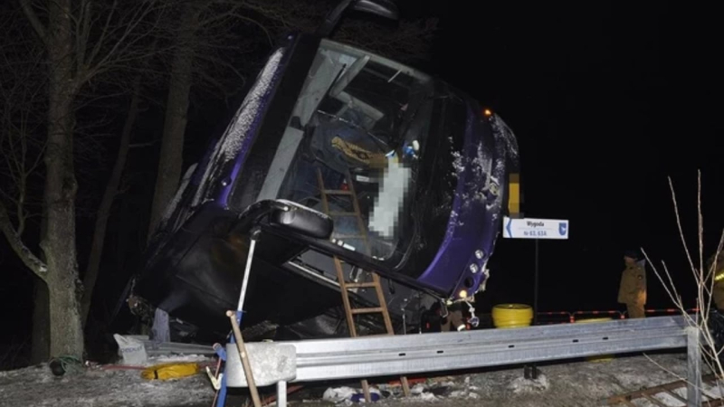 In Polen kam ein Bus mit Ukrainern von der Straße ab und prallte gegen einen Baum – es gibt Opfer