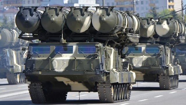 Verfolgt und zerstört Objekte in einer Entfernung von bis zu 300 km: Was ist über den S. bekannt? -300 Luftverteidigungssystem“/></p>
<p>Russische Besatzer starten weiterhin Raketenangriffe auf die Ukraine, terrorisieren Zivilisten und zerstören Wohngebäude und kritische Infrastruktur.</p>
<p>So, am Abend des 10. Januar und 9. Januar <b></b > Die Russische Föderation startete Angriffe auf Charkow und die Region. Am häufigsten schießen russische Besatzer aufgrund der geringen Entfernung mit Waffen des Flugabwehrraketensystems S-300 auf die Stadt und die Region.</p>
<p>Auch während eines massiven Angriffs auf die Städte der Ukraine am 29. Dezember, insbesondere auf Charkow, feuerte der Feind beispielsweise nur 14 Raketen ab, die entlang einer ballistischen Flugbahn flogen. Darunter waren Raketen, die vom <strong>Flugabwehr-Raketensystem S-300</strong> abgefeuert wurden.</p>
<p>Jetzt beobachten </p>
<p>Was über das Luftverteidigungssystem S-300 bekannt ist — ICTV-Fakten erfahren.</p>
<h2>Geschichte und Modifikationen des Luftverteidigungssystems S-300</h2>
<p><strong>S-300</strong> ist ein in der Sowjetunion hergestelltes Mittelstrecken-Flugabwehrsystem Raketensystem.</p >
<p>Die Entwicklung des Flugabwehrraketensystems S-300 begann in der UdSSR bereits in den späten 1960er und 1970er Jahren des letzten Jahrhunderts.</p>
<p>Es sollte die alten S-75-Komplexe ersetzen, zunächst war die Schaffung eines mobilen Systems geplant. Die Mobilität des bodengestützten Systems wird durch die Notwendigkeit bestimmt, einen feindlichen Angriff nach der Entdeckung zu vermeiden.</p>
<p>In den 1970er Jahren nutzte das Flugabwehrraketensystem S-300 mehr als 20 Raketenvarianten. Derzeit setzt Russland Raketen<strong>5В55К, 5В55Р und 48Н6</strong> mit hochexplosiven Splittersprengköpfen mit einem Gewicht von bis zu 144 kg ein.</strong></p>
<p>Möchten Sie entspannen? Kommen Sie zu Facti.GAMES! </p>
<p>Der S-300 ist ein sehr effektives System, das Teil eines größeren Komplexes ist, der neben der Trägerrakete auch ein Fernüberwachungsradar, Kommandofahrzeuge und ein Angriffsradar umfasst.</p>
<p><img-Klasse =