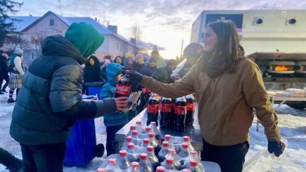 Kaltes Wetter und warme Herzen: Coca-Cola verteilt eine Million Flaschen des Getränks an gefährdete Ukrainer 