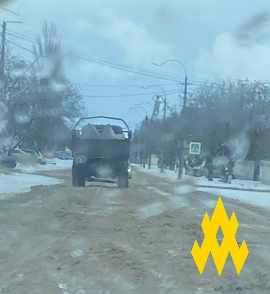 Sie bauen Stellungen auf und bringen Ausrüstung herein: Die Besatzer bereiten sich vor für Schlachten in der Nähe von Jewpatoria“ /></p>
<p> Foto: ATESH</p>
<p><img decoding=