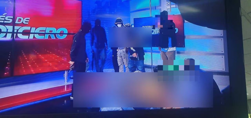 In Ecuador nahmen bewaffnete Menschen Stellung Geiselnahme von Fernsehmoderatoren live“ /></p>
<p id=