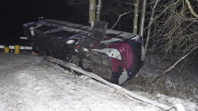 In Polen kam ein Bus mit Ukrainern von der Straße ab und prallte gegen einen Baum – das gibt es Verletzungen