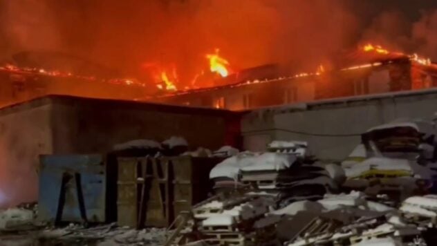 Nacht der Großbrände in der Russischen Föderation: In Moskau, der Region Moskau, brannten Brände und der Region Jaroslawl“ /></p>
<p>In der Nacht des 11. Januar wüteten in Russland fast gleichzeitig Großbrände.</p>
<p>Die Liquidierung dauerte fast bis zum Morgen.</p>
<h2>Brand in Obukhov bei Moskau</h2>
<p> < p>In Obukhov bei Moskau wuchs das Feuer auf 8.000 Quadratmeter. m.</p>
<p>Jetzt schauen sie zu </p>
<p>Das Feuer verschlang das Dach der <strong>Pavitek-Polymerproduktionswerkstatt</strong>.</p>
<p>Das Katastrophenschutzministerium Situations of the Russian Federation geht davon aus, dass die Werkstattarbeiter selbstständig nach draußen gingen, bevor die Retter eintrafen.</p>
<p>Nach vorläufigen Informationen gab es keine Verletzten.</p>
<p>Um das Feuer zu löschen, musste das Ministerium für Notsituationen drei Hydranten einbauen und eine 40 Meter lange Hauptleitung vom Fluss Kljasma aus verlegen. Möchten Sie sich entspannen? Kommen Sie zu Facti.GAMES! </p>
<p>Die Arbeiten wurden durch die hohe Brandlast des Gebäudes erschwert.</p>
<p>120 Feuerwehrleute und 36 Geräte waren im Einsatz, um den offenen Brand zu beseitigen.</p>
<p>Derzeit werden Bauwerke gebaut verschüttet und dort abgebaut.</p>
<p> < p>Nach Angaben russischer Medien ist der Eigentümer des Geländes die Holding Gavary Group, die aufgrund von ukrainischen Sanktionen unterliegt<strong>Herstellung von Materialien für Sicherheitsschuhe, Helme, Körperschutz usw.</strong></p>
<h2>Moskau</h2>
<p>In Moskau verwüstete das Feuer zweitausend Quadratmeter. m eines einstöckigen Verwaltungs- und Industriegebäudes an der Entuziastov-Autobahn.</p>
</p>
<p>Ein Feuerwehrzug wurde herbeigeholt, um das Feuer dort zu löschen.</p>
<p>Das Feuer war um drei Uhr morgens lokalisiert.</p>
</p>
<p>Es gab angeblich keine Berichte über Opfer.</p>
<h2>Region Jaroslawl</h2>
<p>In Gavrilov-Yama in der Region Jaroslawl verbrachten Retter zweieinhalb Stunden damit, ein offenes Feuer auf dem Dach eines Töpferlagers zu löschen.</p>
</p>
<p>Dort verschlang das Feuer 3,9 Tausend Quadratmeter. m.</p>
<p>Auch hier schien es keine Opfer zu geben.</p>
<p>Mehr als 30 Spezialisten und 11 Ausrüstungsgegenstände waren an der Liquidierung beteiligt.</p>
<h2>Republik von Mari El</h2>
<p >Am Abend des 10. Januar brannte im Dorf Surok in der Republik Mari El (Teil des Föderationskreises Wolga) das Dach eines Gebäudes eines Kinderlagers .</p>
</p>
<p>Es waren angeblich keine Camper oder Personal im Raum.</p>
<p>Das russische Ministerium für Notsituationen behauptet, sie hätten verhindert, dass sich das Feuer auf benachbarte Gebäude ausbreitete .</p>
<p>Nach vorläufigen Angaben erstreckte sich das Feuer über eine Fläche von 300 Quadratmetern. m.</p>
<p>36 Spezialisten und 13 Ausrüstungsgegenstände waren an der Liquidation beteiligt.</p>
<h2>Region Iwanowo</h2>
<p>Am späten Abend des 10. Januar in Kineshma, Region Iwanowo Ein Hangar mit Vliesstoffen in Flammen brannte auf einer Fläche von 800 Quadratmetern nieder. m.</p>
</p>
<p>Bevor die Feuerwehr eintraf, gelang es fünf Menschen, auf die Straße zu gelangen. Es gab angeblich keine Verletzten.</p>
<p>Das offene Feuer im Hangar wurde von 38 Rettern mit 12 Geräten gelöscht.</p>
</p>
</p></p>
<!-- relpost-thumb-wrapper --><div class=