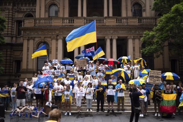  Australien entsorgt Taipan-Hubschrauber: Die Diaspora ist empört und die Behörden reagieren nicht auf die Anfrage der Ukraine“ /></p>
<p>„Taipans würden die (Kriegs-)Regeln für die Ukraine ändern und dazu beitragen, die Luftverteidigung zu stärken und das Land und die Menschen vor der barbarischen und brutalen Invasion Russlands zu schützen“, fuhr Romanov fort.</p >
<p> Er stellte fest, dass die australische Regierung begonnen habe, der Ukraine weniger zu helfen als zu Beginn der russischen Invasion, und „Unterstützungspakete seien seltener geworden.“</p>
<p>Der ukrainische Botschafter in Australien, Wassili Miroschnichenko, sagte, dass von der australischen Regierung bisher keine Antwort auf die Bitte um die Übergabe dieser Hubschrauber eingegangen sei.</p>
<h2>Warum Australien die Hubschrauber nicht einfach abgeben will</h2>
<p>Gegenüber Defence Express gab er zu, warum Australien diese Hubschrauber nicht an die Ukraine abgeben will:</p>
<p>„Ein deutlich intensiverer Betrieb des NH90 unter realen Kampfbedingungen könnte deutlich größere Mängel aufzeigen, die nicht nur den Ruf kosten würden.“ von Airbus, sondern auch das Leben des ukrainischen Militärs“, heißt es in der Veröffentlichung.</p>
<p>Journalisten weisen jedoch darauf hin, dass diese Punkte nur ihre persönlichen Annahmen sind.</p>
<p>Beachten Sie, dass Norwegen und Auch Schweden hat diese Hubschrauber im Jahr 2022 aufgegeben.</p>
<p>Erinnern Sie sich daran, dass im Sommer berichtet wurde, dass die Ukraine F/A-18 Hornet-Jäger aus Australien erhalten könnte, die Angelegenheit jedoch nicht über die Diskussion hinausging.</p>
<p>Die wohl bekanntesten Waffen, die die Ukraine aus Australien erhielt, waren die gepanzerten Personentransporter Bushmaster, die sich an der Front, insbesondere bei der Befreiung der Region Charkow im Herbst 2022, bestens bewährt haben.</p>
<h4> Ähnliche Themen:</h4>
<p>Weitere Neuigkeiten</p>
<!-- relpost-thumb-wrapper --><div class=