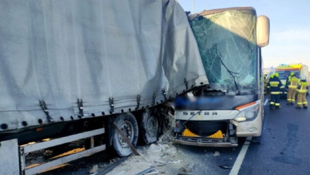 In Polen prallte ein Bus nahe der Grenze zur Ukraine in einen Lastwagen: Es gibt Verletzte