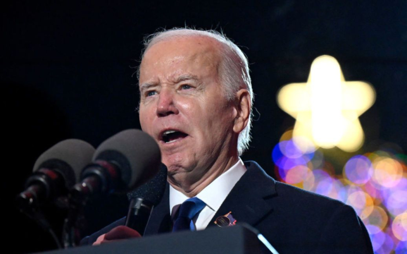 Biden ist bereit, 'Zugeständnisse' zu machen, um die Militärhilfe für die Ukraine wieder aufzunehmen - WSJ