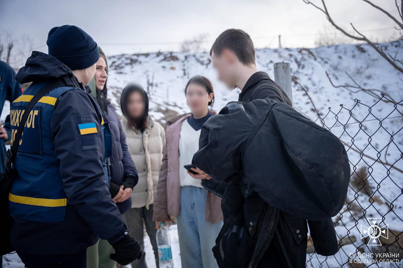 Die ganze Nacht umhergewandert: vier Teenager, die sich verlaufen haben wurden in der Region Odessa in den Katakomben gefunden