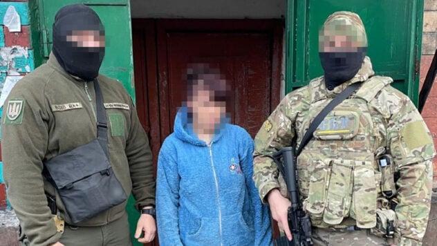 Ich bin jeden Tag bis zu 100 km gefahren, um die Positionen der ukrainischen Streitkräfte zu ermitteln: die Der SBU hat einen Kreml-Agenten festgenommen wurde vom Pressedienst der Abteilung gemeldet.</p>
<h2>Was den Kreml-Agenten interessierte</h2>
<p>Im Bereich der besonderen Aufmerksamkeit des Angeklagten lagen die Standorte der Einheiten der ukrainischen Streitkräfte, die waren an Kampfhandlungen in den Richtungen Avdeevsky und Maryinsky beteiligt.</p>
<p>Aktuell beobachten </p>
<p>Um Geheimdienstinformationen zu sammeln, reiste sie selbstständig durch besiedelte Gebiete in den Gebieten Kurachowo, Mirnograd, Selidowo, Nowogrodowka und Michailowka.</p>
<p>Um die Positionen ukrainischer Truppen zu identifizieren und aufzuzeichnen, konnte der Angreifer bis zu 100 km zurücklegen mit öffentlichen Verkehrsmitteln in der Nähe der Front an einem Tag.</p >
<blockquote>
<p>— SBU-Beamte enttarnten umgehend die russische Agentin, dokumentierten ihre kriminellen Handlungen und hielten sie in ihrem eigenen Haus fest. Bei ihr wurde ein Mobiltelefon beschlagnahmt, mit dem der Angreifer mit dem FSB korrespondierte und ukrainische Gegenstände aufzeichnete, — Die Nachricht lautet.</p>
</blockquote>
<p>Dank der schnellen Reaktion des ukrainischen Sonderdienstes war es möglich, eine Reihe von Maßnahmen durchzuführen, um die Sicherheit der Stellungen und Bewegungswege der Einheiten der ukrainischen Streitkräfte zu gewährleisten.</p>
<h2>Was darüber bekannt ist Verräterin</h2>
<p>Den Ermittlungen zufolge handelt es sich bei der Angeklagten um eine 33-jährige Einwohnerin von Novogrodivka, die im Oktober 2023 aus der Ferne als FSB-Beamtin eingestellt wurde.</p>
<p><img decoding=