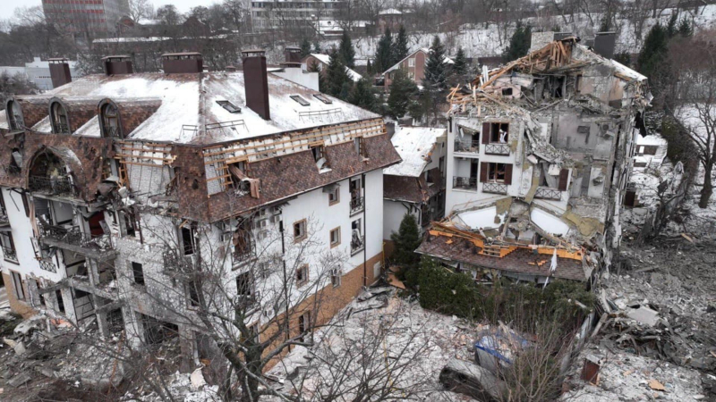 Eine Frau brach sich auf der Flucht vor Explosionen die Wirbelsäule – Details zum Angriff auf ein Hotel in Charkow 