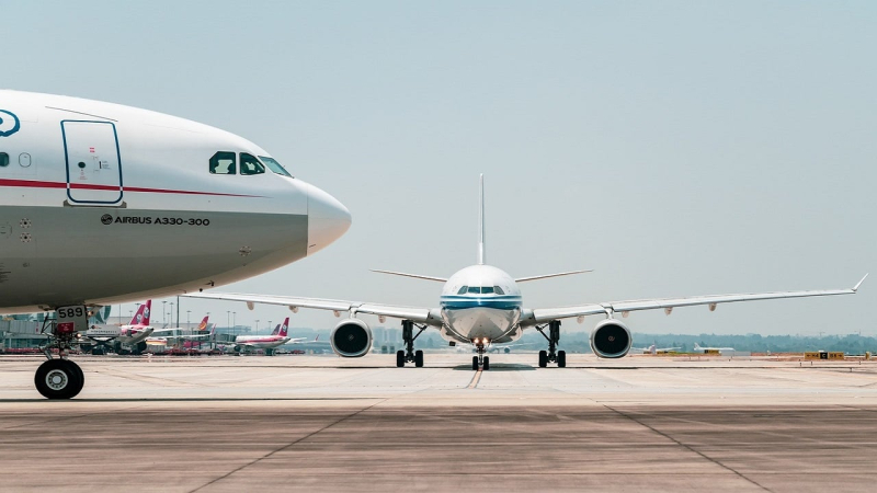 In den USA musste ein Passagierflugzeug notlanden, nachdem es einen Teil des Rumpfes verloren hatte Fenster