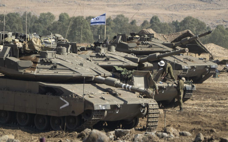 Israel zog eine der vier Divisionen aus dem Gazastreifen ab.“ /strong> zog eine der dort stationierten Divisionen zu Trainings- und militärischen Erholungszwecken aus dem Gazastreifen ab.</p>
<p>Dies wurde von <strong>NBC</strong berichtet > unter Bezugnahme auf die IDF-Erklärung.</p>
<p >Israel erklärte, dass es diese Streitkräfte für eine „Zeit der Umschulung und Ausbildung“ aus der palästinensischen Enklave abgezogen habe.</p>
<p>Das Militär sagte, dass der Abzug Die Anzahl der Streitkräfte würde es ermöglichen, „die Kampfbereitschaft zu stärken“. Es wird jedoch nicht mitgeteilt, wie lange das Militär außerhalb des Gazastreifens bleiben wird.</p>
<p>„Nach Ablauf dieser Zeit wird nach Lagebeurteilung eine Entscheidung über die Fortsetzung der operativen Aktivitäten der Division getroffen.“ Streitkräfte entsprechend der operativen Notwendigkeit“, erklärte die IDF.</p>
<p>Es wird auch berichtet, dass drei der vier Divisionen, die in den Gazastreifen eingeführt wurden, weiterhin operieren.</p>
<p>Wir erinnern uns dass bereits zuvor berichtet wurde, dass <strong>Israel plant, die Kontrolle über die Grenze zwischen dem Gazastreifen und Ägypten zu übernehmen</strong>.</p>
<p>Darüber hinaus haben wir zuvor darüber informiert, dass Israel<strong>ausweiten will der Verteidigungshaushalt, wobei eines der Ziele darin besteht, die militärische Produktion sicherzustellen</strong>. </p>
<h4>Ähnliche Themen:</h4>
<p>Weitere Nachrichten</p>
<!-- relpost-thumb-wrapper --><div class=