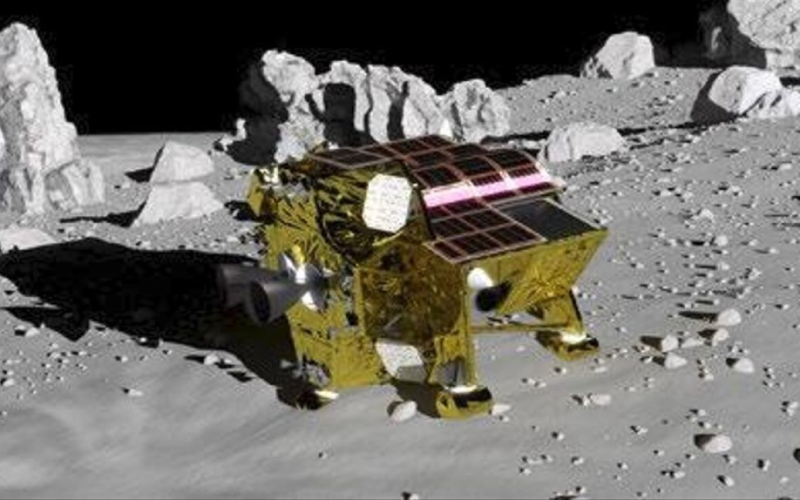 Japanisch Sonde ist auf dem Mond gelandet, aber es gibt ein Problem“ /></p>
<p><strong>SLIM wurde im September 2023 gestartet und unternahm eine viermonatige Reise zum Mond.</strong></p>
<p >Am Freitag, dem 19. Januar, erreichte Japan als eines der fünf Raumfahrtnationen der Welt den Mond. Das japanische Raumschiff SLIM hat erfolgreich die Oberfläche des natürlichen Satelliten unseres Planeten berührt.</p>
<p>Sky News berichtet dies.</p>
<p>Obwohl das Schiff gegen 17:20 Uhr Kiewer Zeit gelandet ist und mit der Besatzung auf der Erde kommunizieren kann, kann es keinen eigenen Strom erzeugen, wahrscheinlich weil seine Sonnenkollektoren im falschen Winkel positioniert sind.</p>
<p>Das bedeutet, dass SLIM Für den Betrieb ist eine eigene Batterie erforderlich, die zum Zeitpunkt der Landung zu 74 % geladen war und nur wenige Stunden hält.</p>
<p>Die Japan Aerospace Exploration Agency (JAXA) hofft, dass eine Änderung des Einfallswinkels des Sonnenlichts dies tun wird Laden Sie die Panels auf, damit das Gerät seinen Betrieb wieder aufnehmen kann.</p>
<p>„Es dauert 30 Tage, bis sich der Sonnenwinkel auf dem Mond ändert“, sagte Hitoshi Kuninaka, Leiter des JAXA-Forschungszentrums, nach der Landung gegenüber Reportern.</p>
<p>Die Sonde Smart Lander for Investigating Moon (SLIM), genannt Der „Mondscharfschütze“ versuchte mithilfe neuer Präzisionsnavigationstechnologien eine riskante Landung auf einem Abhang in der Nähe des Kraterrandes.</p>
<p>Konkret landete das Fluggerät innerhalb eines 100-Meter-Radius um einen Zielort in der Nähe des Scioli-Kraters Fotos der Oberfläche und verglich sie mit detaillierten Karten der Krater, um in Echtzeit Anpassungen am Motorbetrieb vorzunehmen und genau am gewünschten Ort zu landen.</p>
<p>JAXA sagte, dass SLIM nach der Landung zwei Mini- Sonden – ein Fahrzeug in der Größe einer Mikrowelle und ein Rover mit Rädern in der Größe eines Tennisballs.</p>
<p>SLIM wurde im September 2023 gestartet und unternahm eine viermonatige Reise zum Mond.</p>
<p >Denken Sie daran, dass die amerikanische Raumsonde Peregrine, die die Flagge der Ukraine zum Mond bringen sollte, auf dem Weg zur Erde ist – sie wird in ihrer Atmosphäre verglühen.</p>
<h4>Ähnliche Themen:</h4>
<p>Mehr Nachricht</p>
<!-- relpost-thumb-wrapper --><div class=
